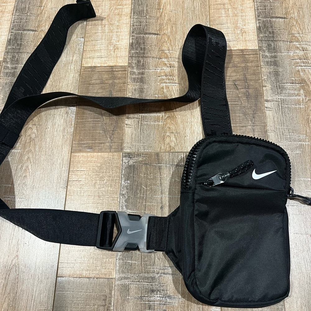 NIKE walking/gym bag that can be worn around the waist or crossbody NWOT. UNISEX